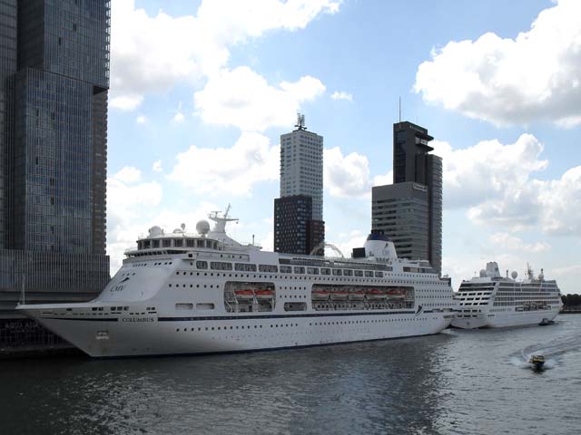 Cruiseschip ms Pacific Princess van Princess Cruises aan de Cruise Terminal Rotterdam